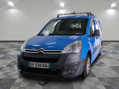une camionnette bleue garée sur un sol en damier