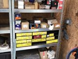 de nombreux cartons et boîtes sur les étagères du garage
