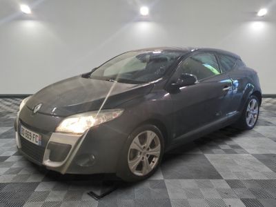 la photo d'une voiture garée dans un garage