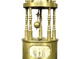 une horloge en or surmontée d'une cloche