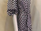 un mannequin vêtu d'une robe à carreaux noirs et blancs