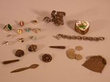 de nombreux bijoux posés sur une table avec un fond blanc