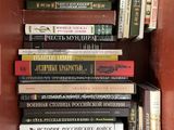 de nombreux livres empilés les uns sur les autres sur une étagère