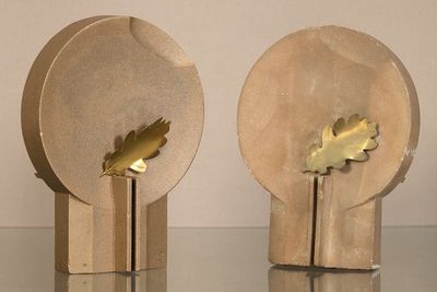 deux serre-livres en bois ornés d'une feuille d'or