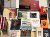 de nombreux livres qui se trouvent ensemble sur la table