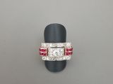 un gros plan d'une bague sertie de diamants
