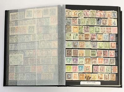 un livre qui contient beaucoup de timbres