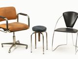 deux chaises et un tabouret placés les uns à côté des autres sur une surface blanche