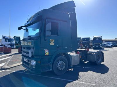 un camion qui est garé dans un parking
