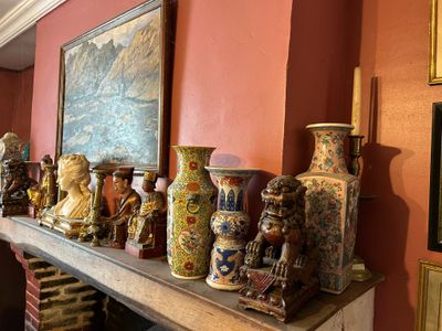 de nombreux vases posés sur la cheminée d'une pièce