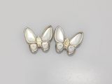 une paire de boucles d'oreilles papillon en nacre