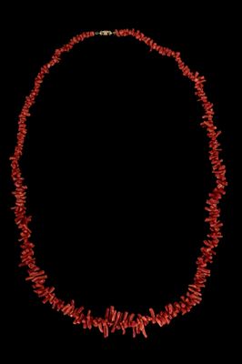 un collier de corail rouge sur fond noir