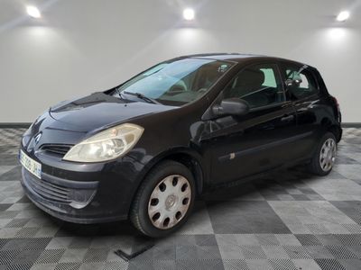 la photo d'une petite voiture noire garée dans un garage