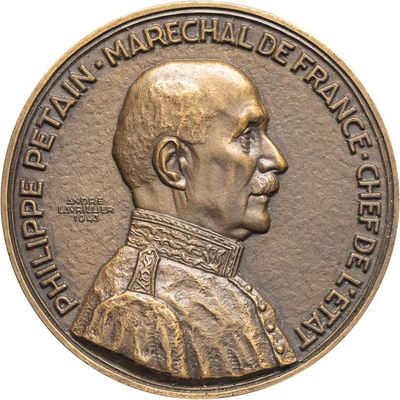 la médaille d'un homme en uniforme militaire sur fond blanc