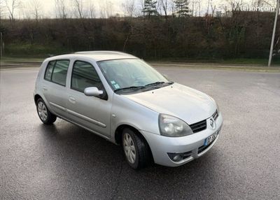une voiture argentée garée dans un parking