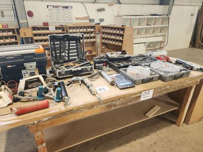 un établi sur lequel sont posés de nombreux outils