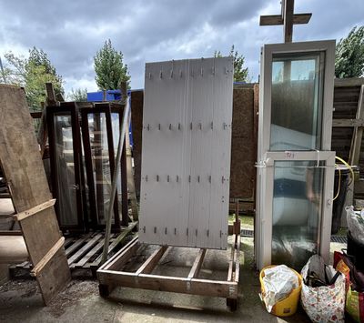 il y a beaucoup de bric-à-brac par terre dans le jardin