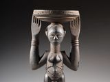statue d'une femme tenant un bol sur la tête