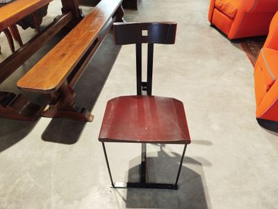 une chaise rouge et un banc en bois dans une pièce