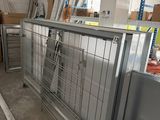 une image représentant une pièce dans laquelle se trouve une clôture métallique