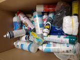 une boîte en carton remplie de nombreux produits d'entretien de toutes sortes