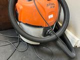 un ventilateur posé par terre à côté d'une porte