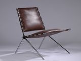 fauteuil en cuir marron avec des pieds en métal et un repose-pieds, sur fond blanc