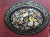 une photo d'une photo d'une photo de fleurs dans une assiette