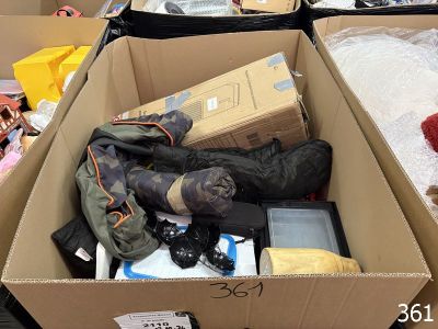 une boîte en carton remplie d'articles assortis dans un magasin