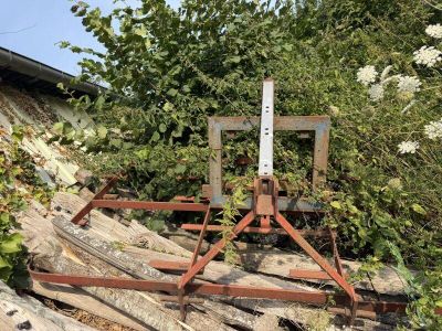 une structure en bois posée sur un tas de bois