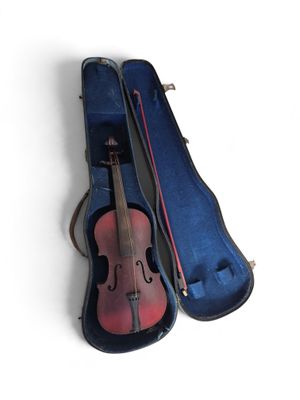 un violon dans un étui avec un archet à l'intérieur