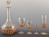 un assortiment de verres à vin et une carafe posés sur une table