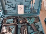 un gros plan sur une boîte à outils bleue contenant des outils