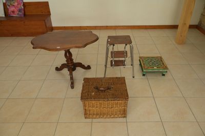 une petite table avec un panier posé dessus, au milieu d'une pièce