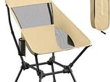 une chaise posée sur un socle, avec un sac à côté