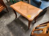 une table posée par terre à côté d'une chaise