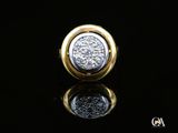 gros plan d'une bague en or et diamants sur une surface noire