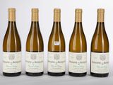 six bouteilles de vin sont alignées sur une surface blanche