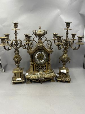 Garniture de cheminée en bronze doré et ciselé comprenant un…