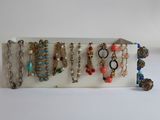 une vitrine blanche sur laquelle sont exposés de nombreux bijoux