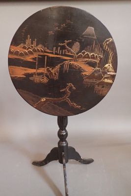 Guéridon rond en bois laqué, plateau basculant à décor asiat…