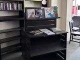 une pièce dans laquelle se trouvent une bibliothèque et une chaise