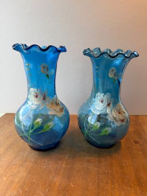 two vases that are sitting on a table