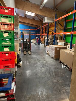 un grand entrepôt rempli de boîtes et de cartons