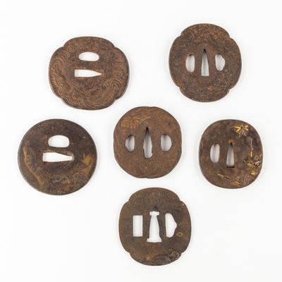 six tsubas de fer ornées de motifs sur un fond blanc