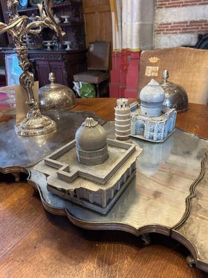 une table sur laquelle se trouve un miroir représentant un bâtiment