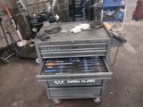 un établi avec des outils dans un garage