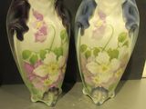 deux vases posés sur une table