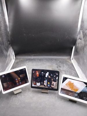 quatre tablettes posées par terre