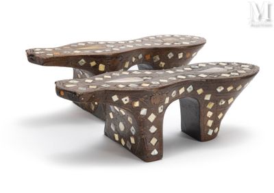 deux bancs en bois posés sur une surface blanche
